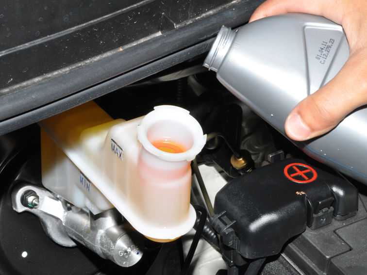 Как часто менять тормозную жидкость в машине?