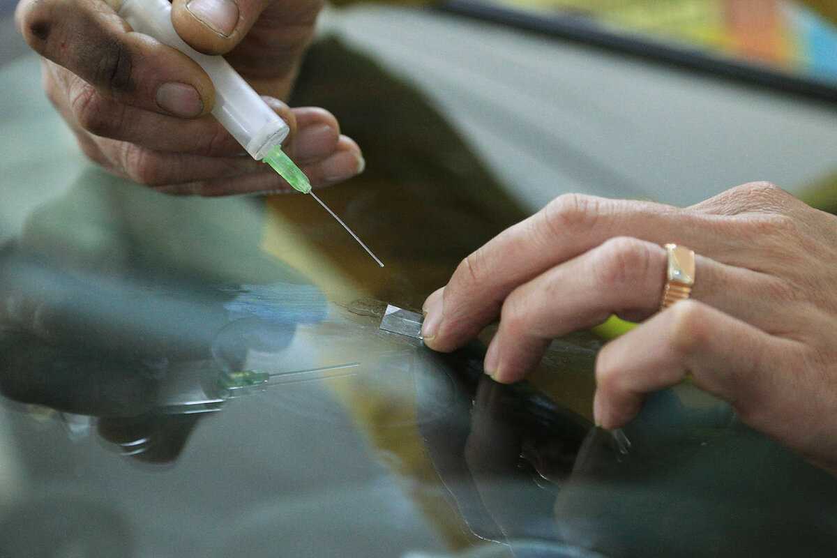 Как остановить трещину на лобовом стекле — все об авто