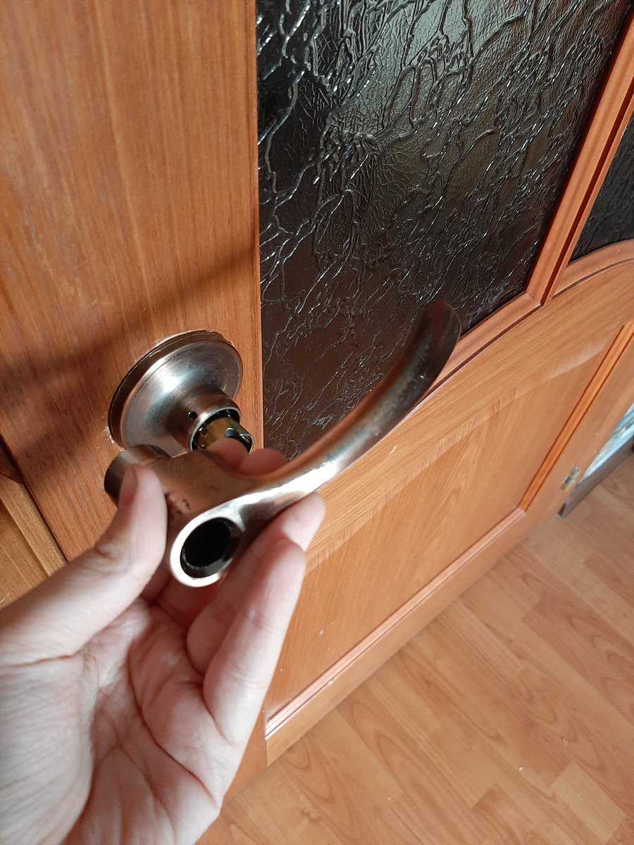 Что делать если не открывается дверь квартиры. Разболталась дверная ручка межкомнатной двери. Расшаталась дверная ручка межкомнатной двери. Ручка для межкомнатной двери. Отломилась дверная ручка.