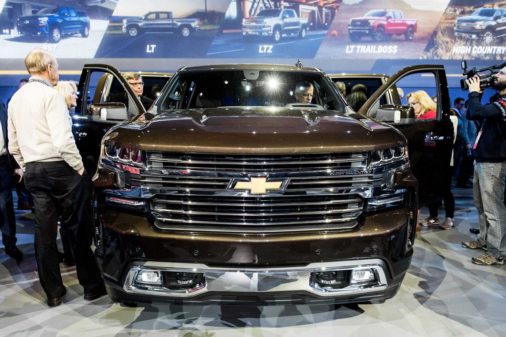 Компания General Motors планирует приступить к российским продажам внедорожника Chevrolet Tahoe в сентябре текущего года Помимо обновленной внешности