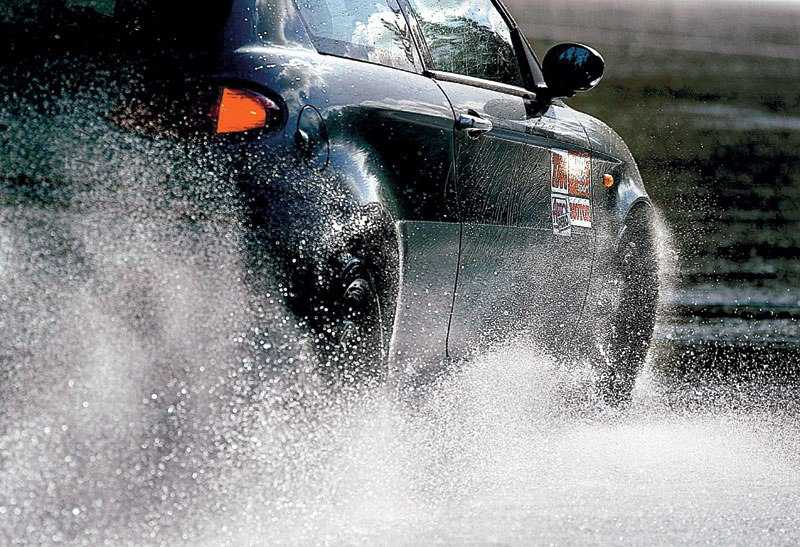 10 правил безопасного вождения во время дождя на мокрой дороге