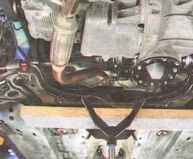 Снятие и установка заднего тормозного шланга Порядок снятия Приподнимите автомобиль и установите его на предусмотренные для этого опоры Снимите фиксатор