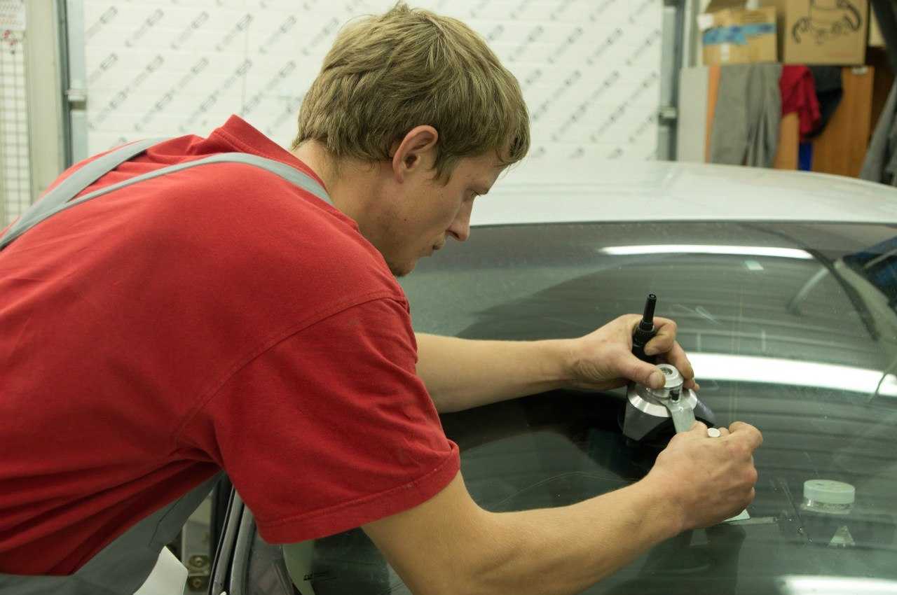 Процедура замена стекол на авто чаще всего подразумевает замену лобового или заднего поскольку боковые стекла приходится менять намного реже (если вам