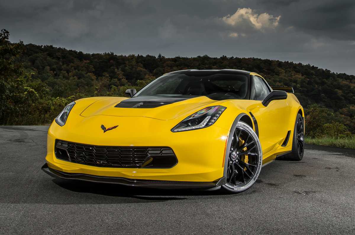 Компания Chevrolet представила специальную модификацию суперкара Corvette Z06 посвященную гоночную автомобилю марки C7R Тираж новинки будет ограничен