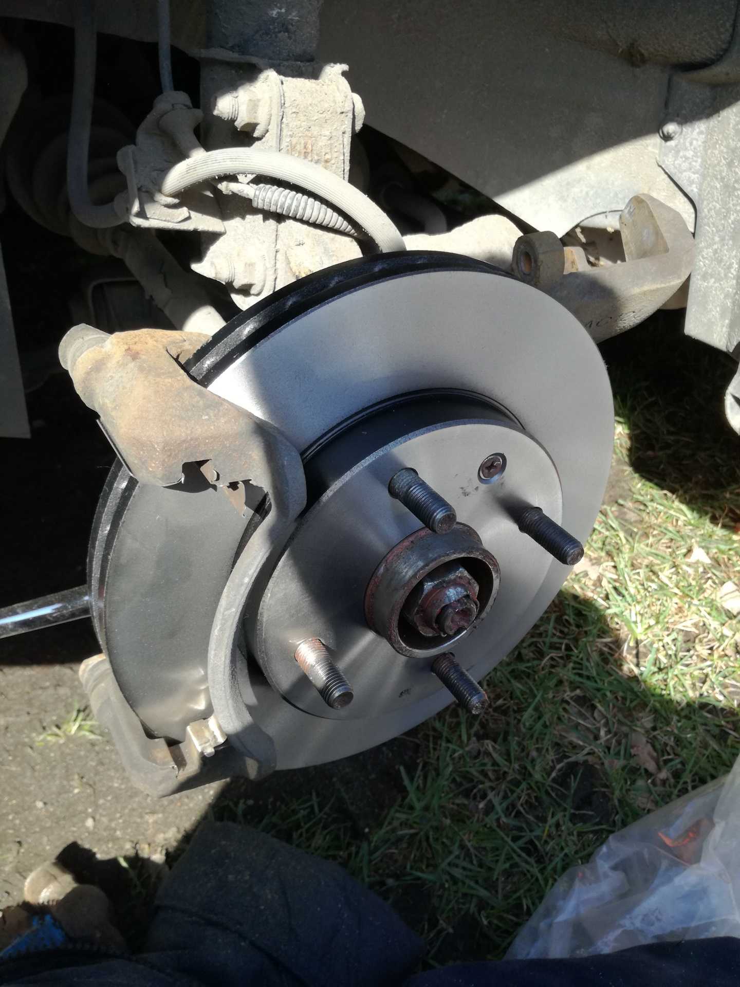 Как заменить тормозные колодки дисковых тормозов Для работы понадобятся: a Комплект для снятия колес b Накидной (обязательно) ключ на 14 c Монтировка