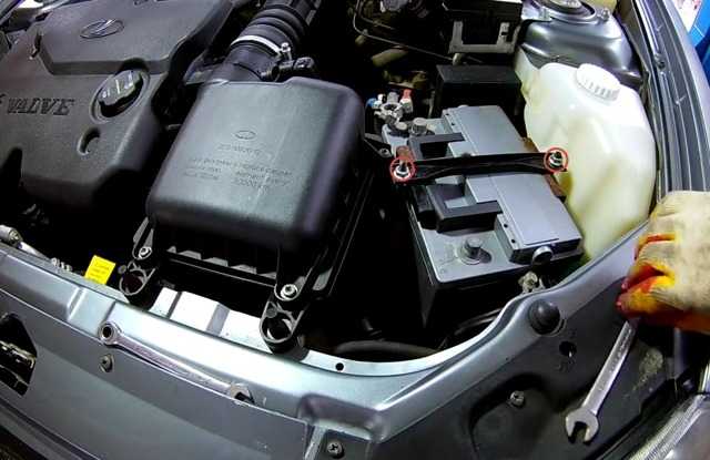 АвтоВАЗ комплектует свои автомобили Лада Гранта Лада Калина Лада Приора и Лада 4х4 одинаковыми аккумуляторными батареями (АКБ) которые как правило требуют замены уже после первой зимы Простые