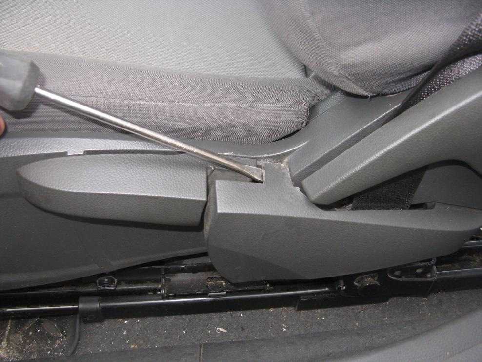 Снимаем передние сидения Поводом для снятия передних сидений на автомобиле Chevrolet TrailBlazer может быть необходимость демонтажа или замены обшивки