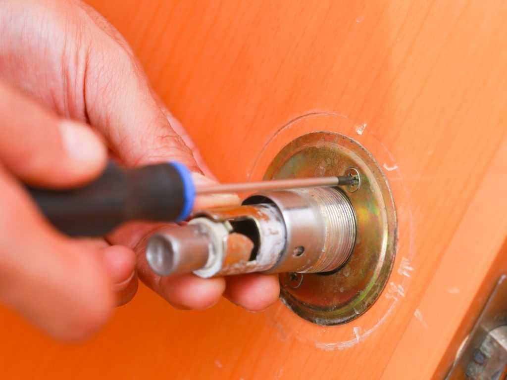 Ремонт дверной ручки - как починить ручку двери своими руками?