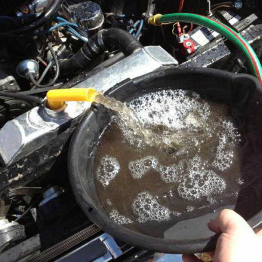 Промывка системы охлаждения двигателя нужна для очистки системы от вредных накоплений которые мешают охлаждать жидкость как можно лучше Именно из-за