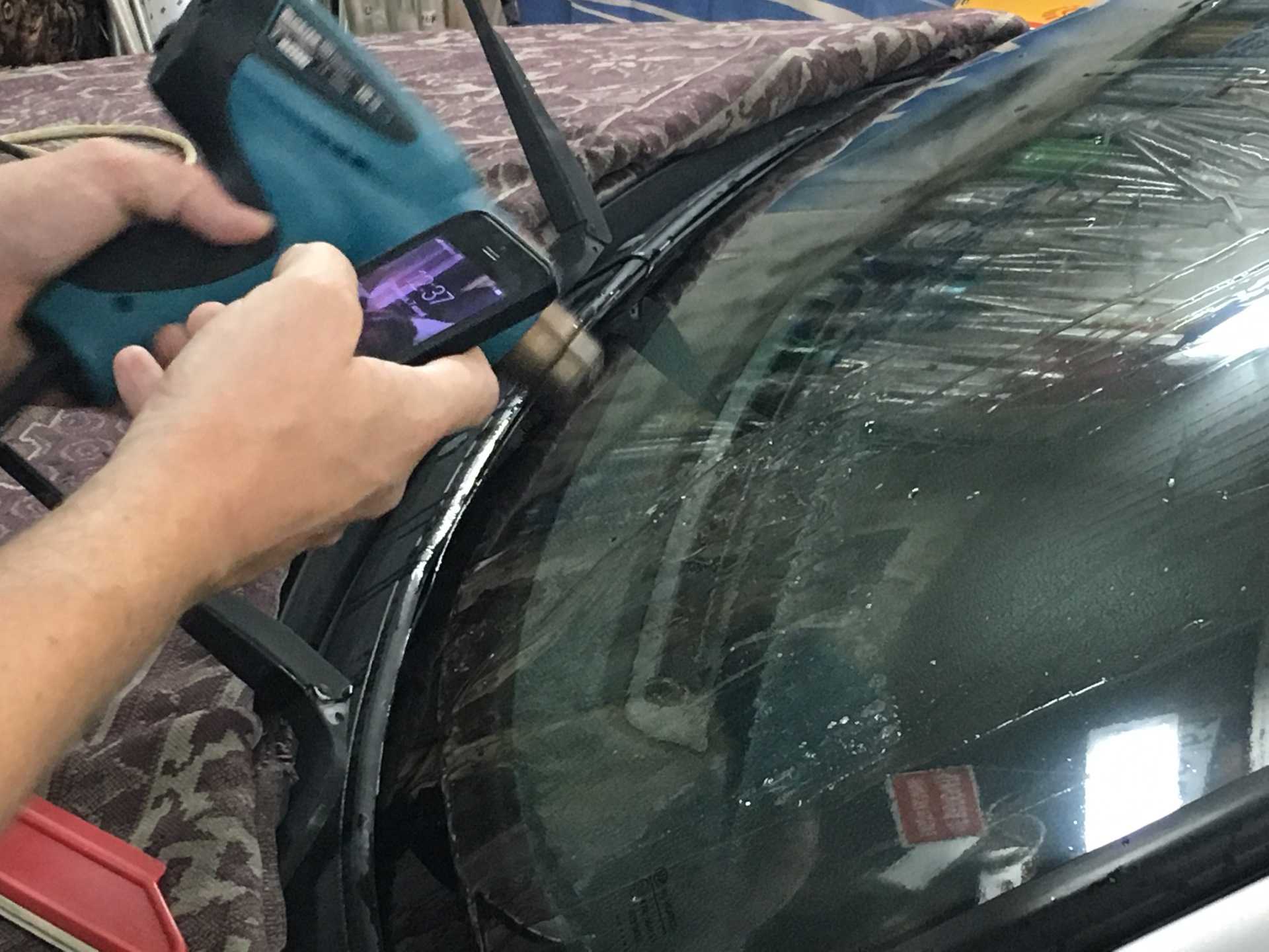 Замена лобового стекла и как вклеить заднее автостекла - снятие и установка бокового щитка
