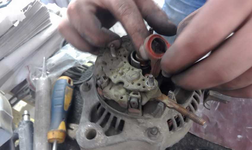 Чтобы произвести ремонт генератора необходимо его снять с автомобиля Предстоит разобрать генератор Три болта откручиваем осторожно простукивая