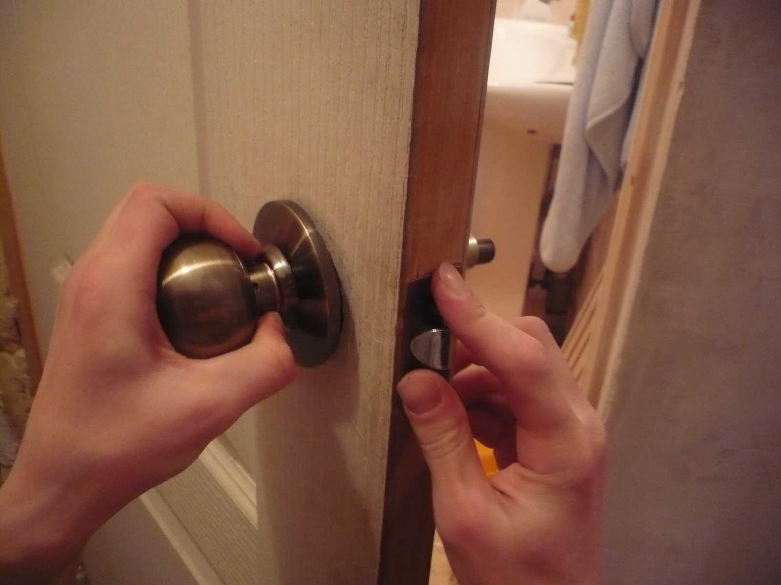Как снять обшивку задних дверей 1 Выкручиваем винт который находится в нише ручки (показан стрелочкой) и снимаем ручку стеклоподъемника 2 Ручка