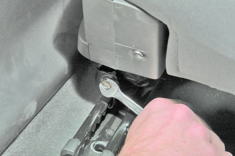 Ремонтируем сидения автомобиля: 3 основные методики восстановления целостности обивки