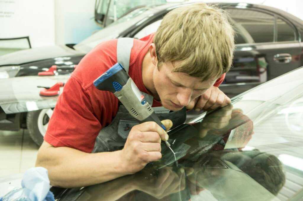 Как вклеить лобовое стекло автомобиля своими руками?
