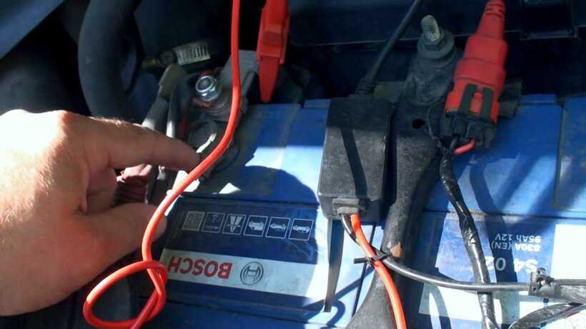Процедура снятия Отсоедините провод от отрицательного вывода аккумуляторной батареи Удалить зажим с соединения рычага переключения передач на корпусе