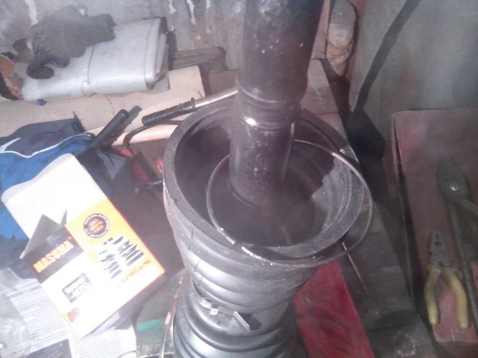Задача: Заменить пыльники правого привода НЕ сливая масло НЕ нарушая развала колес Откручиваем распорку скидываем верхнюю чашку стойки: Откручиваем