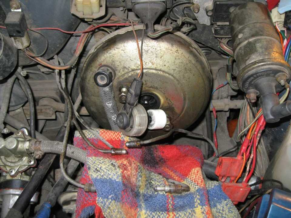 Почему проваливается педаль тормоза при работающем двигателе