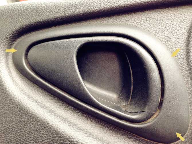 Как правильно снять обшивку двери на Chevrolet Niva Дверная Обшивка автомобиля Шевроле Нива играет роль в обустройстве дизайна интерьера салона Без нее