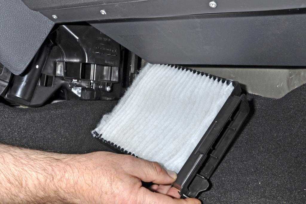 Для чего нужен салонный фильтр в машине, где он стоит и как его поменять