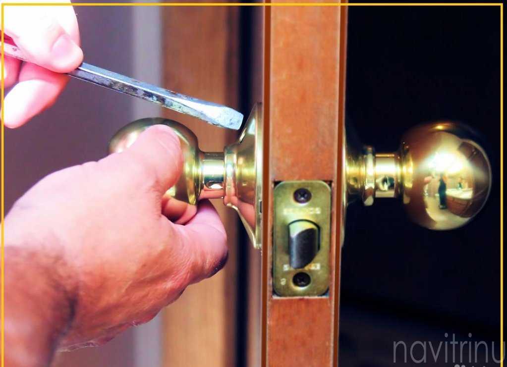 Как самостоятельно отремонтировать дверную ручку межкомнатной двери с защелкой: пошаговая инструкция