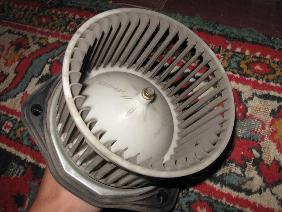 Свистит (гудит или трещит) вентилятор печки. может проявлять на холодную, что делать, как убрать?