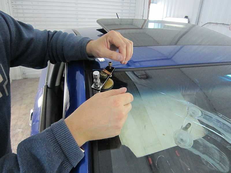 Замена лобового стекла автомобиля: верный выбор и правильная установка