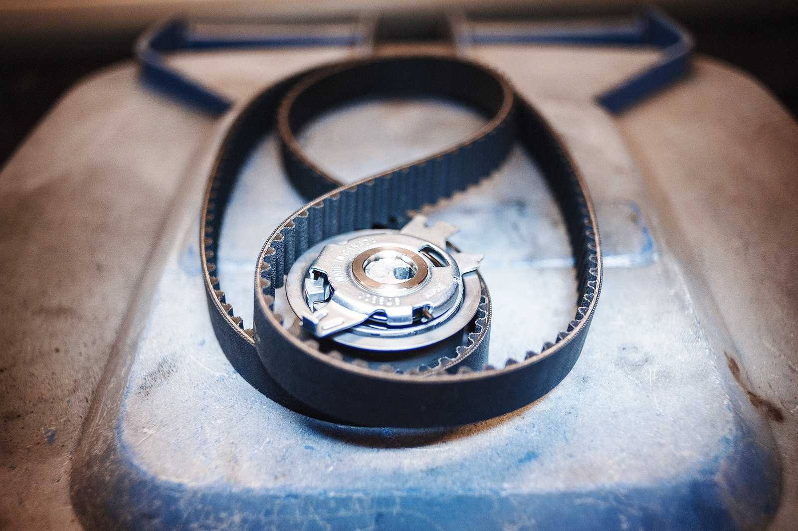 Ремень ГРМ представляет собой замкнутое резиновое кольцо диаметр которого зависит от типа и модели двигателя Внутренняя сторона ремня снабжена